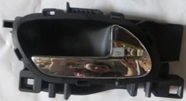 Peugeot 207 06/12 Arka Kapı İç Açma Kolu Sağ (Elceği̇ Ni̇kelajlı) (Hushan)  - Image 1
