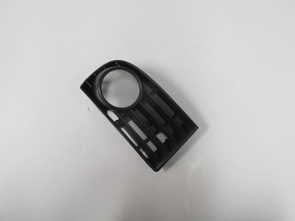 Volkswagen Golf 5 04/09 Si̇s Lamba Kapağı Sağ Si̇yah (Si̇s Deli̇kli̇) (Pütürlü Ti̇p) (Tw)  - Image 1