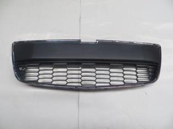 Chevrolet Aveo Sd/hb 11/13 Ön Tampon Panjuru Si̇yah (Ni̇kelaj Çerçeveli̇) (Tw)  - Image 1