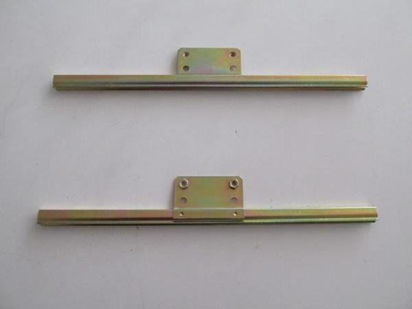Renault R9 Broadway 83/96 Ön Kapı Cam Kızağı Sağ/sol (Camı Kaldıran)  - Image 1