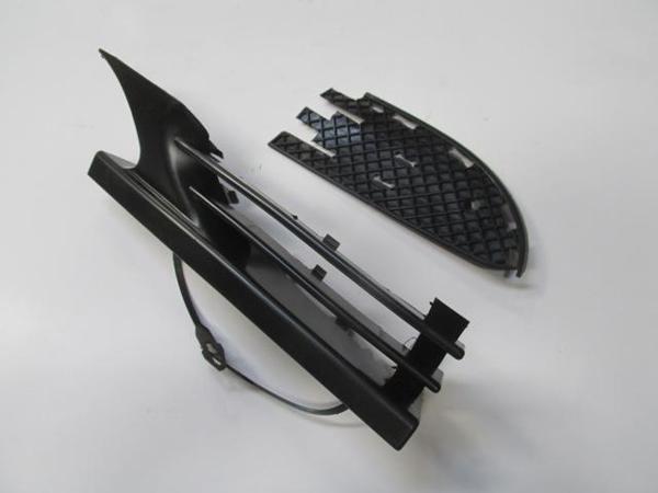 Mercedes C Class W202 97/99 Ön Tampon Çeki̇ Demi̇ri̇ Kapağı Sağ Si̇yah (Tw)  - Image 1