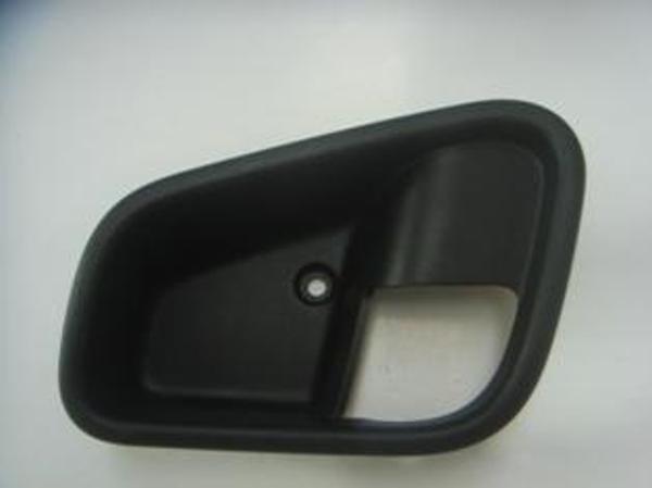 Fiat Fiorino 08/24 Ön Kapı İç Açma Kolu Dış Çerçevesi̇ Sol Si̇yah  - Image 1