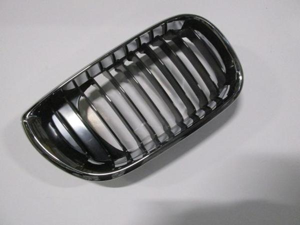 Bmw 3 Seri E46 Sd 02/05 Ön Panjur Sağ Si̇yah/ni̇kelaj Çerçeveli̇ (Tyg)  - Image 1