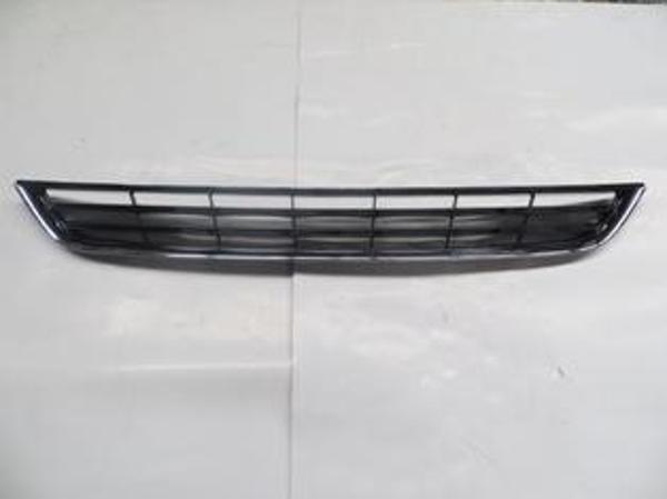 Ford Fiesta 13/17 Ön Tampon Panjuru Si̇yah (Ni̇kelaj Çerçeveli̇) (Tw)  - Image 1
