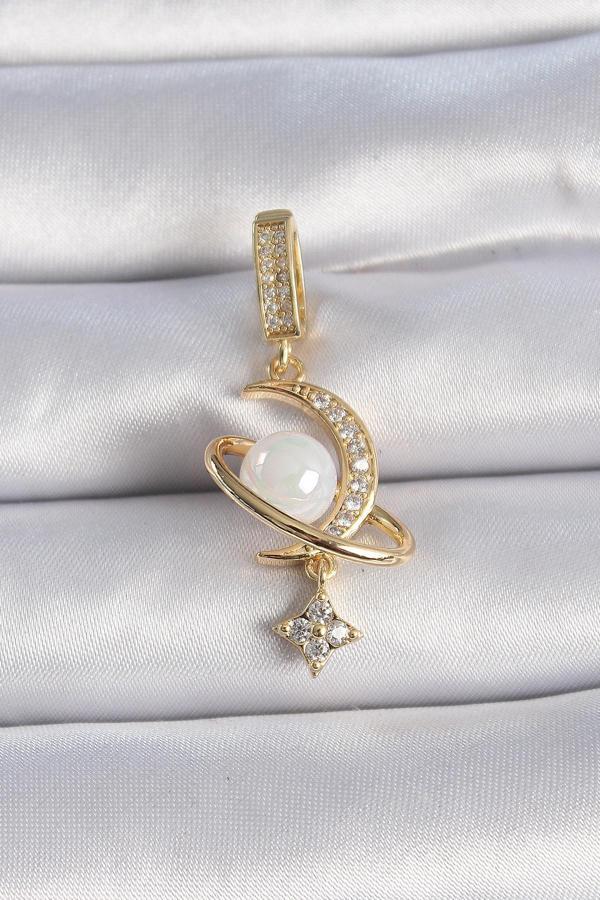 Pirinç Gold Renk Zirkon Taş Detaylı Hilal Model Sallantı İncili Ajda Charm - TJ-BC1012 - Image 1