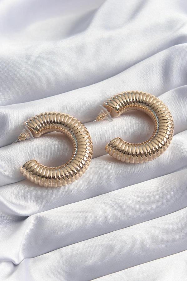 Pirinç Gold Renk İşleme Detay Halka Model Kadın Küpe - TJ-BKP8244 - Image 1