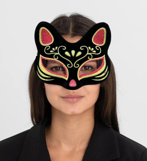 Siyah Renk Süet Kaplama Üzeri Kırmızı Sarı Simli Kedi Maskesi 17x14 cm - Image 1