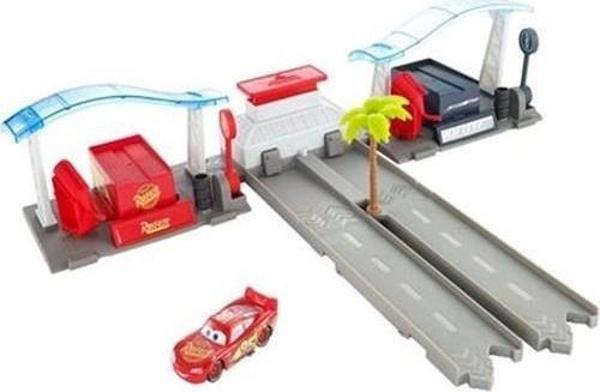 Mattel Cars Film Sahneleri Oyun Setleri DVT46-FBH01 - Image 1