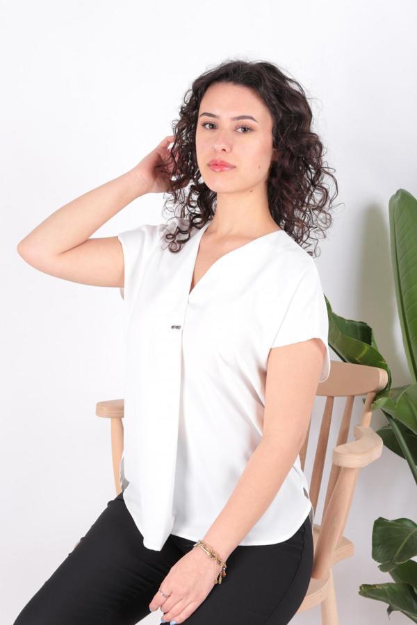 Ayhan 81908 Kadın Broşlu V Yaka Kısa Kol Bluz - Image 1