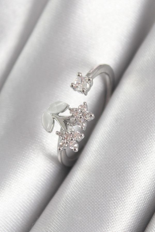 Pirinç Gümüş Renk Zirkon Taşlı Çiçek Model Kadın Yüzük - TJ-BYK3068 - Image 1