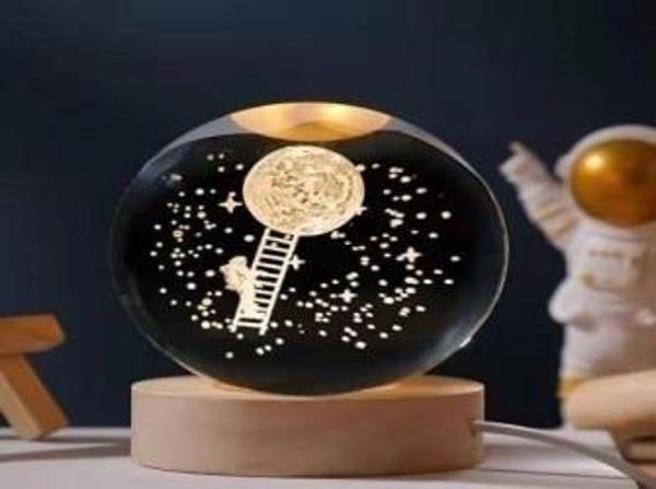 Dekoratif Merdivenli Astronot Ve Ay Tasarımlı Ahşap Altlıklı Işıklı Cam Küre Cam:6cm Ahşap:2cm - Image 1