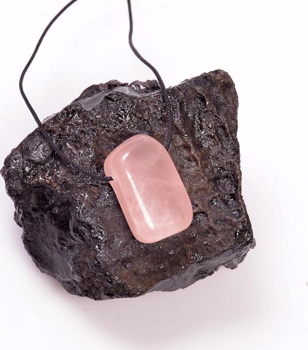 Taş Sandığı Delikli Pembe Kuvars Taşı - Küçük Boy - Image 1