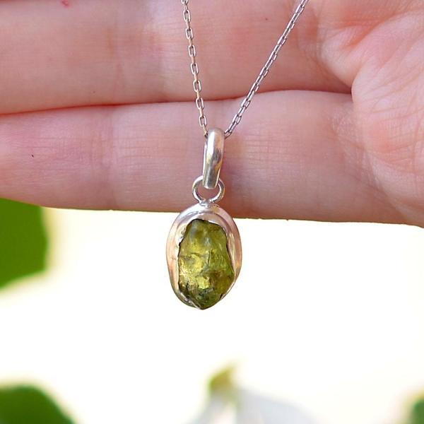 Taş Sandığı Ham Peridot Taşı Gümüş Kolye - Zebercet Taşı - Image 1