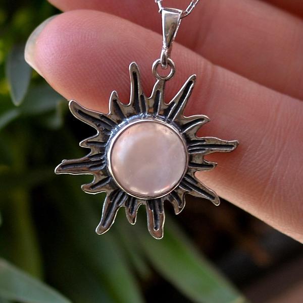 Taş Sandığı Pembe Kuvars Taşı Gümüş Kolye - Güneş Şeklinde - Image 1