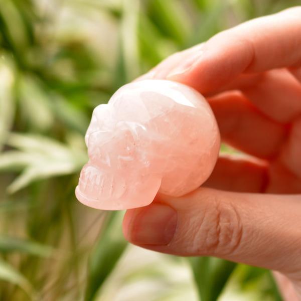 Taş Sandığı Pembe Kuvars Taşı Kuru Kafa Figürü - Image 1