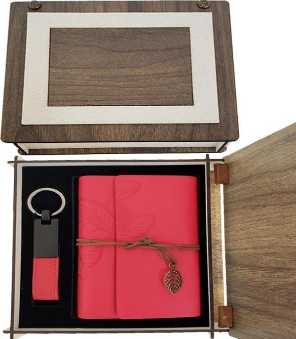 Büro Ev Ofis Hediyesi için Ahşap Kutulu Stil Kırmızı Deri Defter Anahtarlık Seti - Image 1