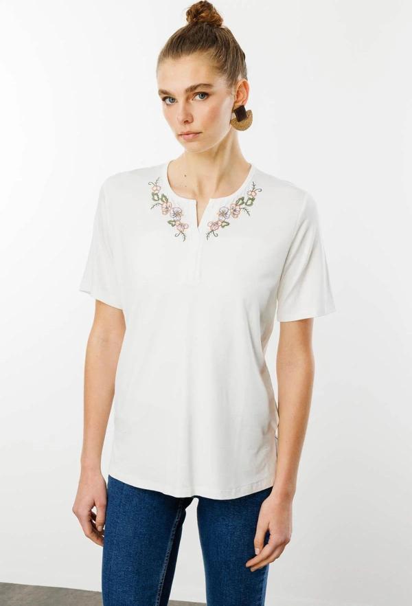 Desen Triko Kadın Açma Yaka Nakış İşlemeli Penye T-Shirt 25700 Ekru - Image 1
