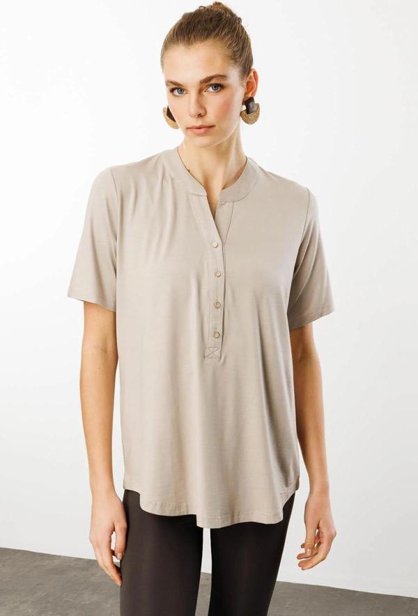 Desen Triko Kadın Yakası Düğmeli Penye T-Shirt 25764 Bej - Image 1
