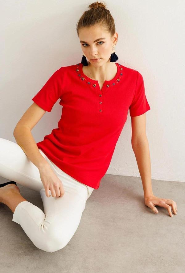 Desen Triko Kadın Açma Yaka Boncuk İşlemeli T-Shirt 24754 Kırmızı - Image 1