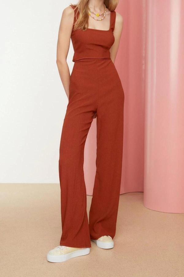 Kadın Moda ispanyol paça Kare Yaka Uzun Sırt Dekolteli Bağlama Detaylı Bürümcük Dokulu Örme Tulum - Image 1