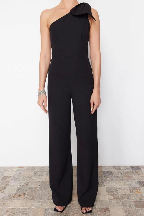 Kadın Moda Tek Kol Geniş Paça Asimetrik Yaka Düz Desen Regular Fiyonk Detaylı Tek Kol Dokuma Tulum - Image 1