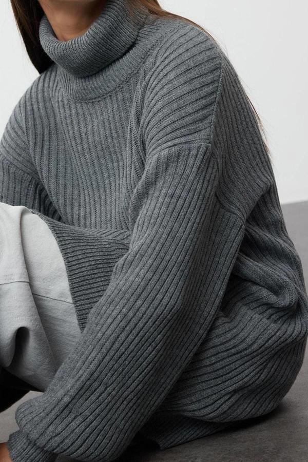 Kadın Modern Tarz Rahat Uzun Balıkçı Yaka Düz Kol Regular Triko Kazak - Image 1