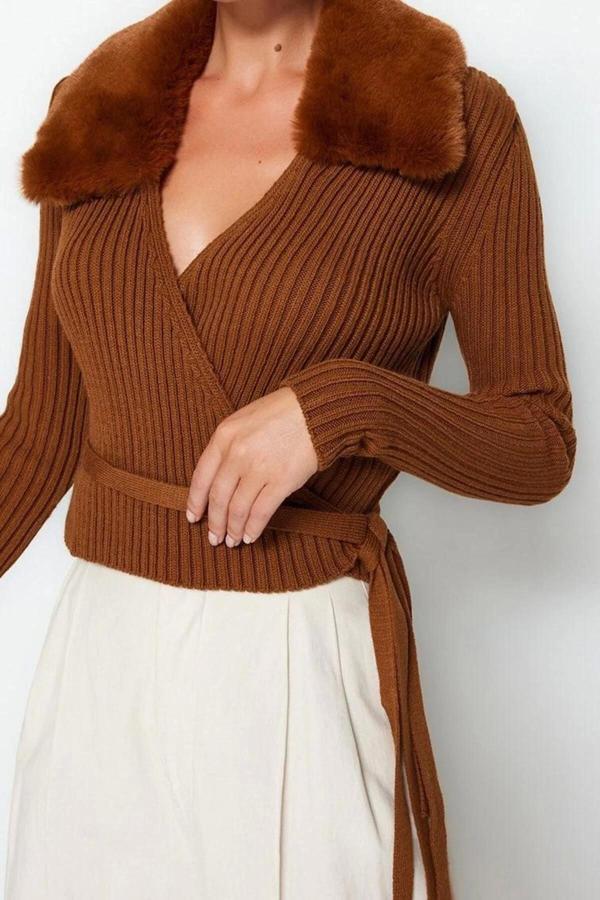 Kadın Regular Standart Kol V Yaka Crop Suni Kürk Detaylı Triko Kazak - Image 1