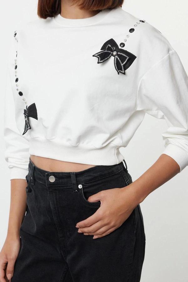 Tarz Regular Bisiklet Yaka Standart Kol Standart Fiyonk ve Taş Baskılı Crop Örme Sweatshirt - Image 1
