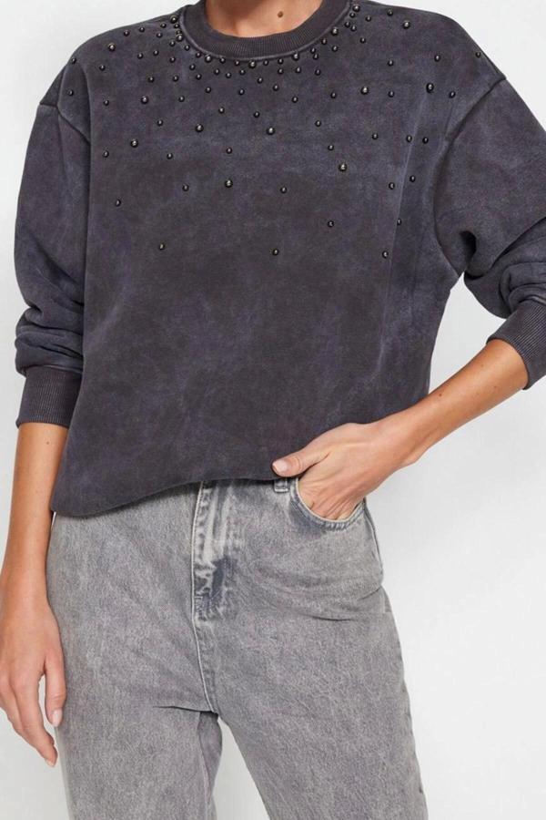 Regular Bisiklet Yaka Düşük Kol Regular Eskitme Kalın İçi Polarlı İnci Detaylı Örme Sweatshirt - Image 1