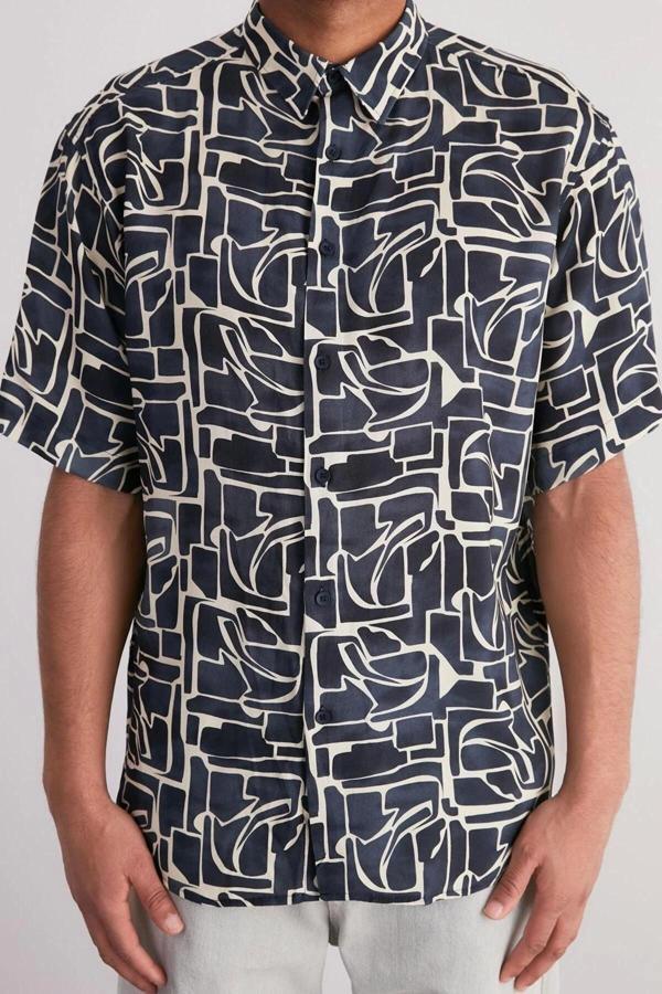 Moda Erkek Apaş Yaka Günlük Oversize Fit %100 Viskon Desenli Kısa Kollu Dökümlü Yazlık Gömlek - Image 1