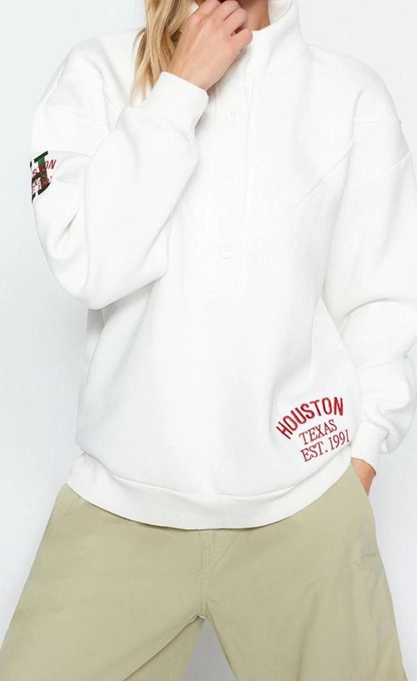 Regular Dik Yaka Standart Kol Regular Kalın İçi Polarlı Nakış ve Düğme Detaylı Örme Sweatshirt - Image 1