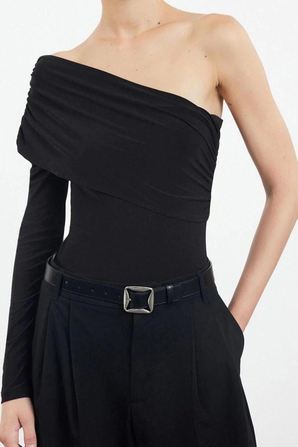Stil Kadın Drape Detaylı Asimetrik Vücuda Oturan Normal Boy Esnek Bluz Crop Regular Kalıp Tek Kol - Image 1