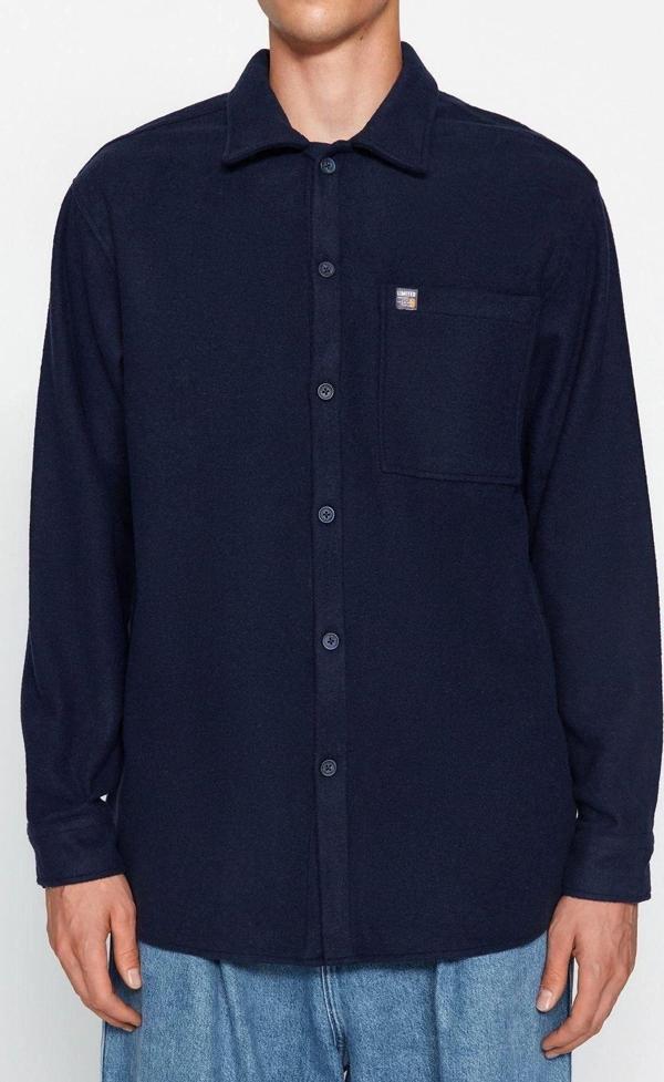 Moda Erkek Gömlek Yaka Düz Desen Günlük Overshirt Fit Gömlek Yaka Etiket Detaylı Kaşe Gömlek - Image 1