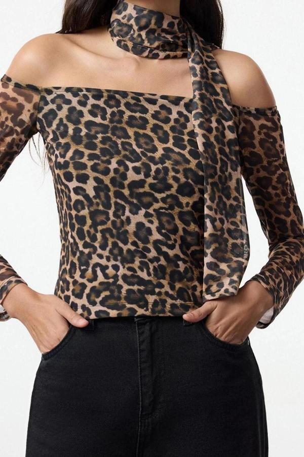 Stil Kadın Fularlı Animal Baskılı Tül Fitted Vücuda Oturan Esnek Bluz Regular Slim Kalıp Düşük Kol - Image 1