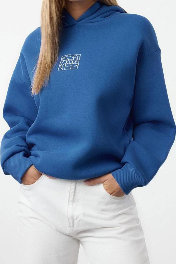 Tarz Bol Kapüşonlu Düşük Kol Uzun Geniş Kalıp Nakışlı Kalın İçi Polarlı Örme Sweatshirt - Image 1