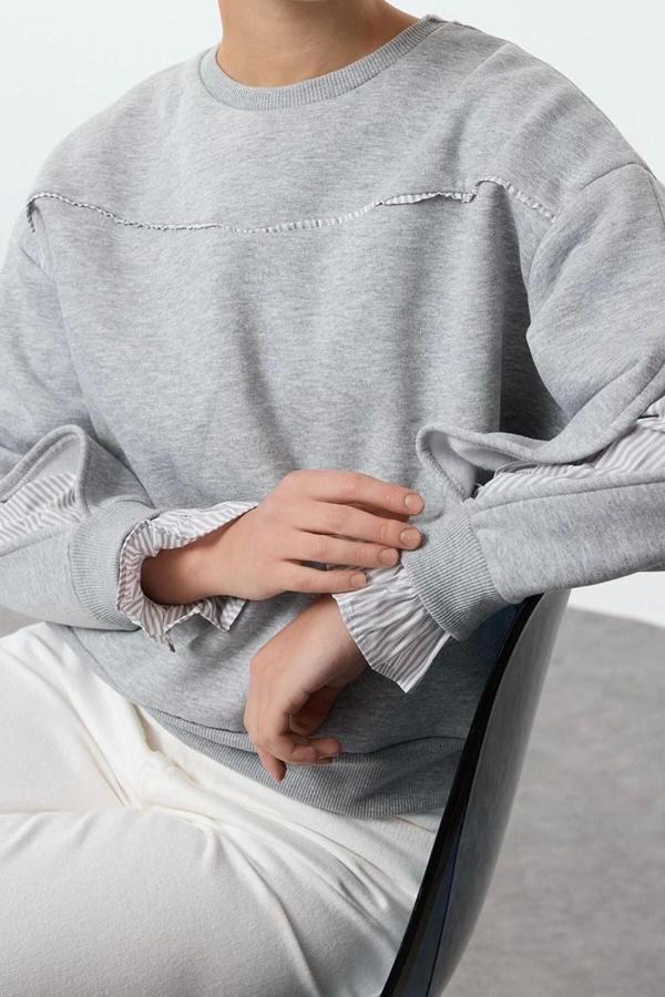 Relaxed Bisiklet Yaka Düşük Kol Dokuma Detaylı Rahat Kalıp Kalın İçi Polarlı Örme Sweatshirt - Image 1