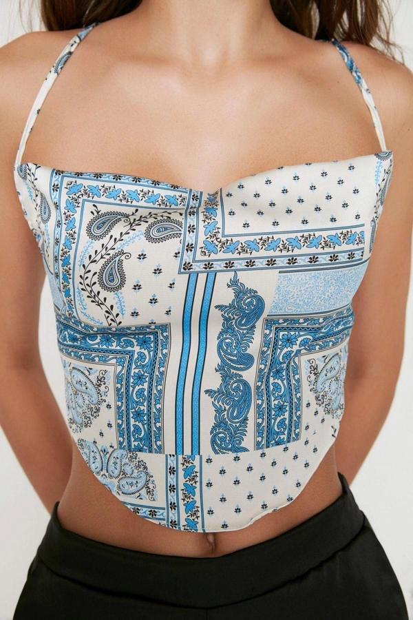 Moda Degaje Yaka Dokuma Fit Şal Desen Desen Casual Günlük Crop Askılı Kol Bluz - Image 1