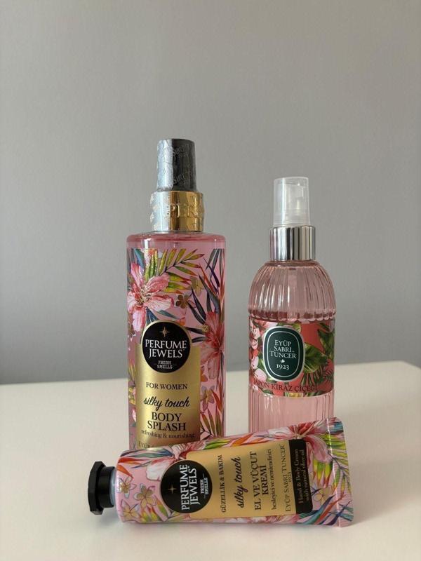 Eyüp Sabri Tuncer Perfume Jewels Silky Touch Vücut Spreyi 250 Ml + El Kremi 50ml + Kiraz Çiçeği Sprey Kolonya 150 ml - Image 1