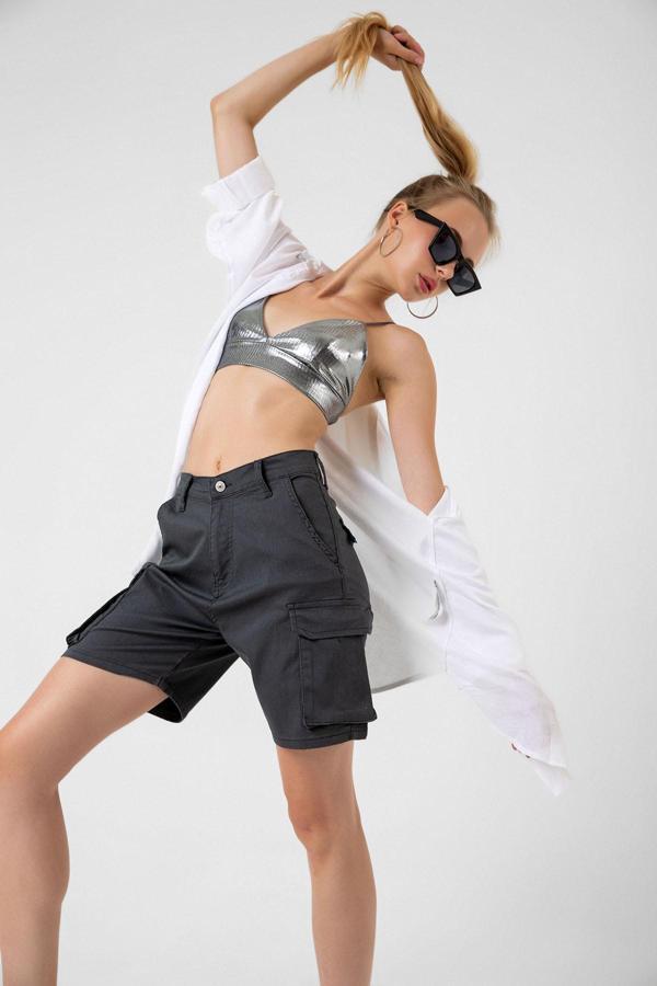 Kargo cepli fermuarlı esnek dokuma kumaş pamuklu kadın bermuda şort - Image 1