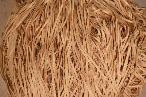 İP MODEL GOLD RENK İP PERDE 180 Cm En 280 cm Boy  2 mm şeritler halinde hazır ip perde - Image 1