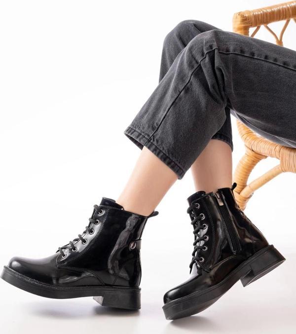 02-2003 Siyah Rugan Bağcıklı Fermuarlı Günlük Kadın Bot - Image 1