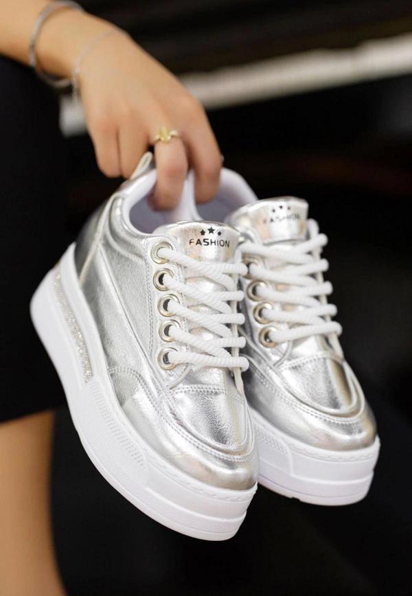 Lulu Gümüş Rugan Bağcıklı Spor Ayakkabı - Image 1