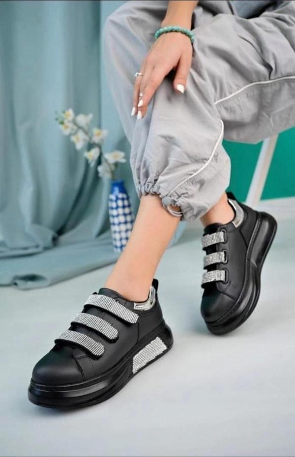 Elika Siyah Cilt Cırt Cırtlı Spor Ayakkabı - Image 1