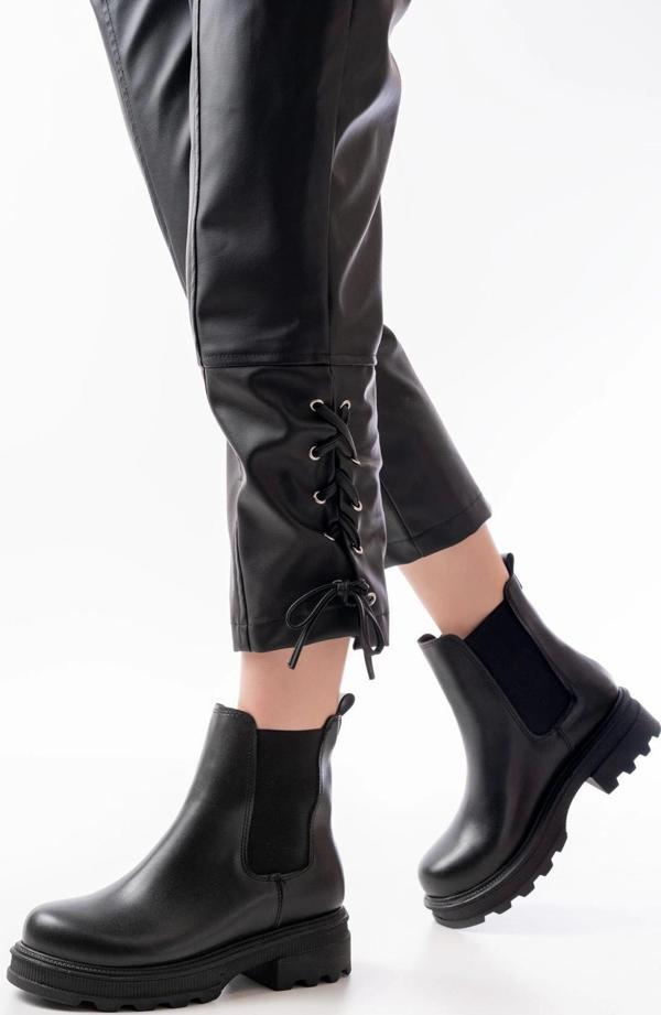 745-2137 Siyah Kalın Taban Lastikli Günlük Kadın Bot - Image 1