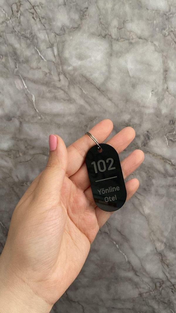 Siyah Parlak Kişiselleştirilebilir Otel Bungalov Apart Anahtarlık - Image 1