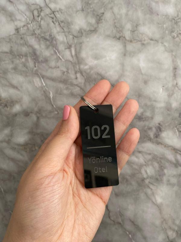 Siyah Pleksi Basic Slim Kişiselleştirilebilir Otel Bungalov Apart Anahtarlık - Image 1