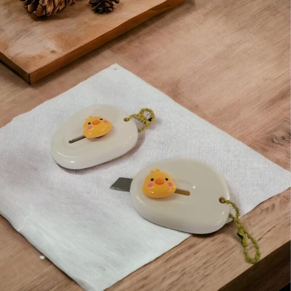 SRTfootcare (1 Adet BEYAZ ) Sevimli Civciv Emojili Mini Maket Bıçağı - Image 1