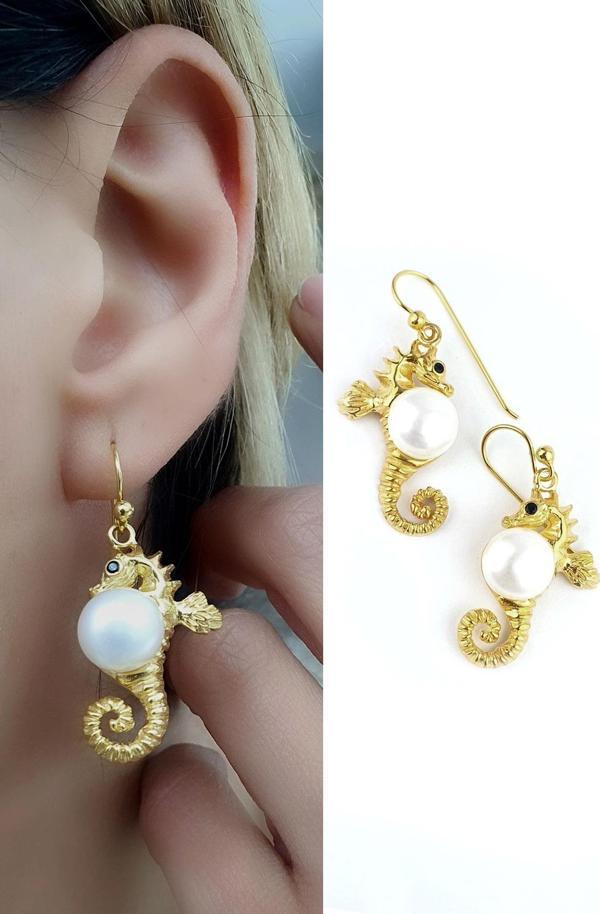 OSEAN MYSTIQUE Barok inci detaylı  925ayar gümüş Üzerine altın kaplama Tasarım  Deniz Atı küpe - Image 1