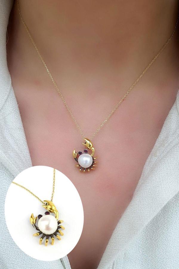 OSEAN MYSTIQUE Barok inci ve yakut taşlı 925ayar gümüş Üzerine altın kaplama Tasarım Yengeç  Kolye - Image 1