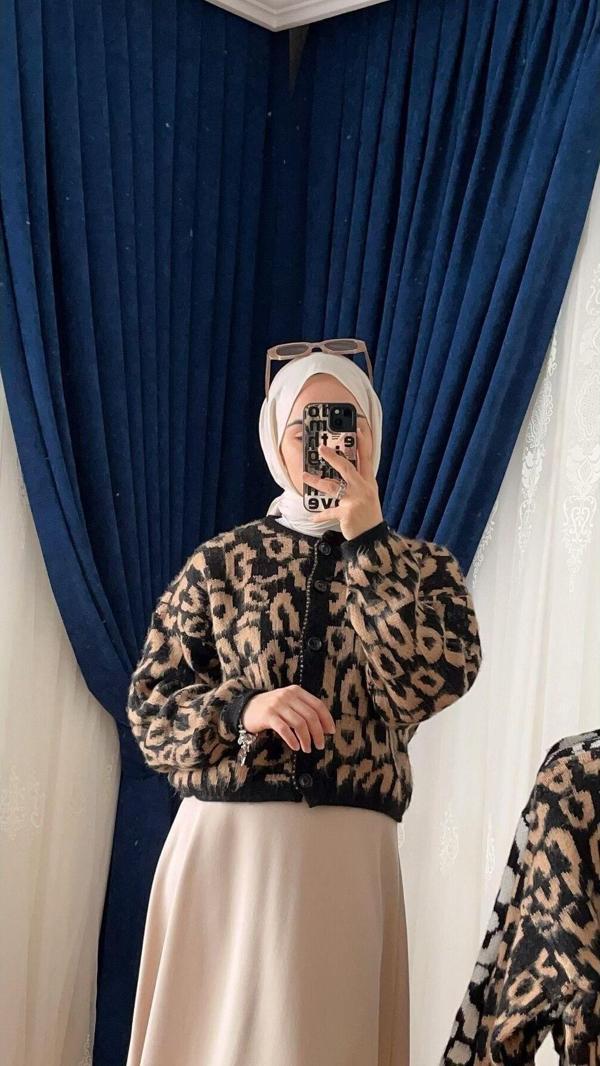 Tesettür Giyim Yumoş Siyah Beyaz Leopar Hırka - Image 1